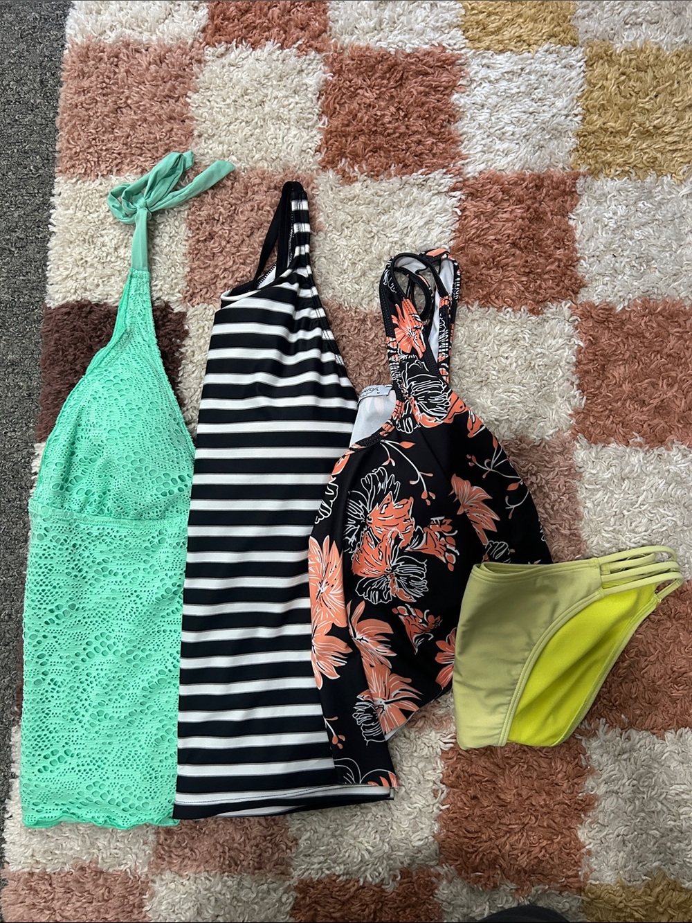 Woman’s Swimwear Bundle Lot of 4 Swim Tanks Bikini Bottom Size M/L GUC